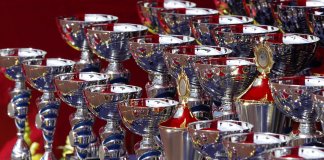 Statuetki z grawerem w kulturze startupów – alternatywa dla tradycyjnych nagród korporacyjnych grawernia - statuetki z grawerem 3.jpg