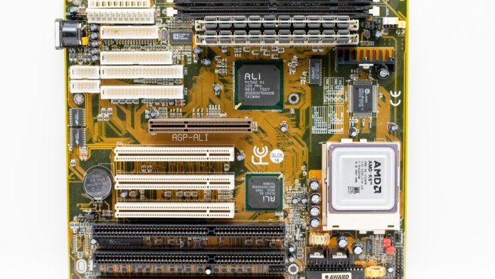 Płyta główna ze złączem AGP Stara płyta główna z widocznymi złączami AGP i PCI z góry