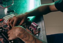 Płyty główne dla overclockerów: Abit, nForce2 i czego szukać w płycie dziś Entuzjasta PC składa płytę główną na metalowym biurku w warsztacie