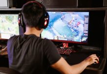 Tweaki pod 3DMark, sterowniki Kyro i monitor CRT – co z dawnych optymalizacji ma sens dziś Gracz przy biurku gra na komputerze z dużym monitorem